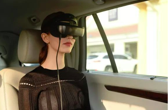 Luci首次推出了带有双MicroLED显示屏的轻量级娱乐用VR眼镜